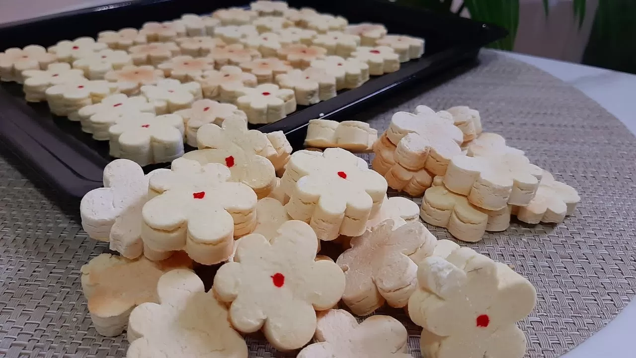 Kue Bangkit: Kue Khas Lebaran dengan Rasa Lembut dan Wangi Pandan