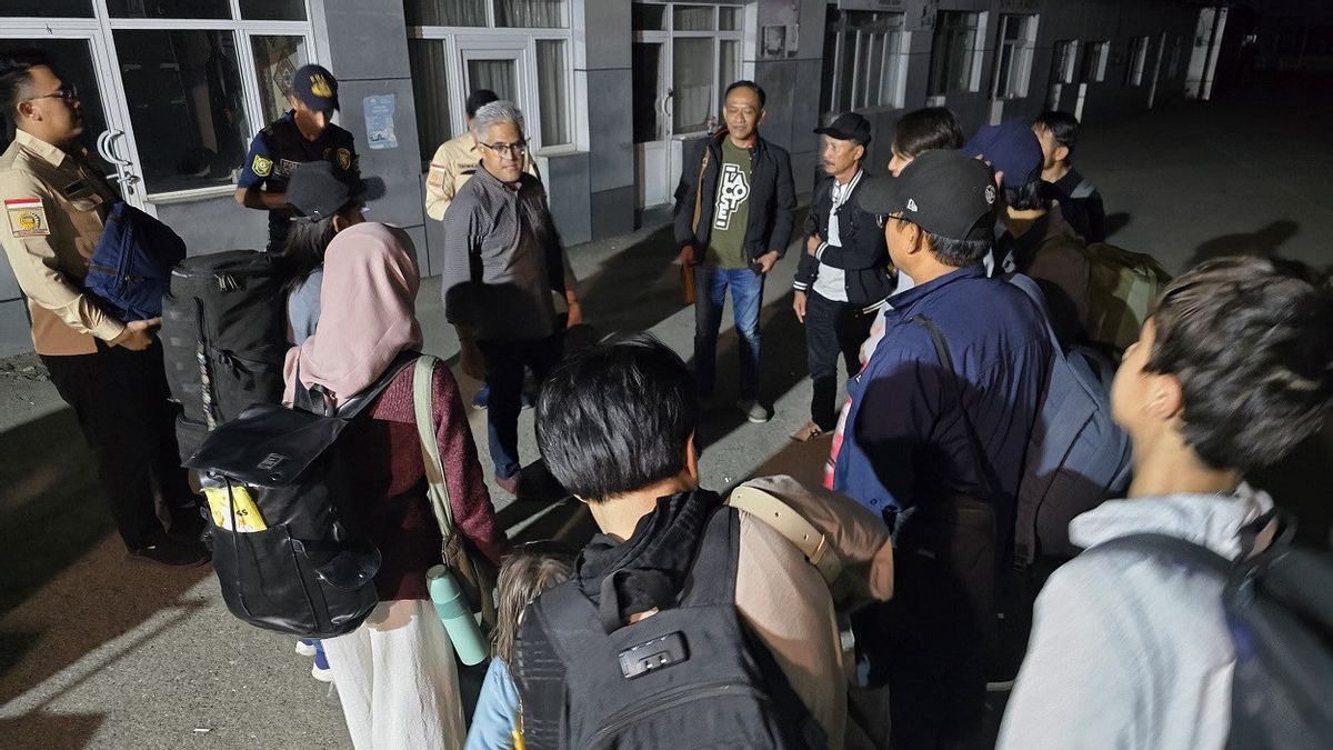 pulang-dari-zona-konflik-11-wni-dievakuasi-dari-iran-dan-tiba-selamat-di-soekarno-hatta