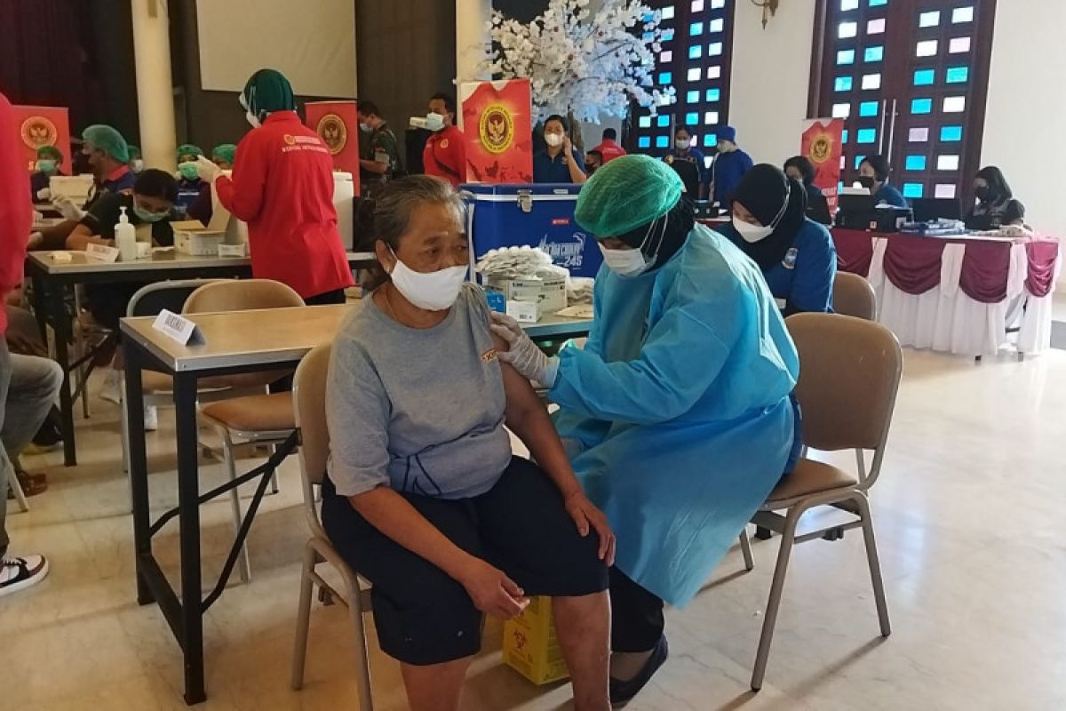 Lonjakan Kasus COVID-19 di Beberapa Wilayah, Dinas Kesehatan Tekankan Pentingnya Vaksinasi Booster